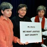 Drei der Dionne Schwestern halten ein  Plakat : Wir wollen Gerechtigkeit