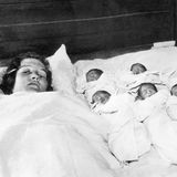 Dionne Fünflings Babys schlafen neben der Mutter