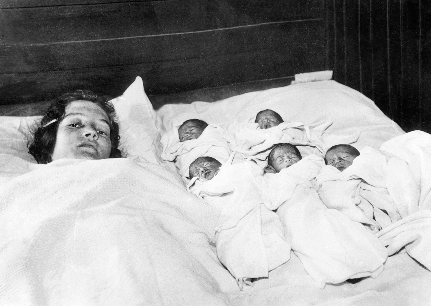 Dionne Fünflings Babys schlafen neben der Mutter