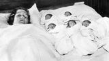 Dionne Fünflings Babys schlafen neben der Mutter