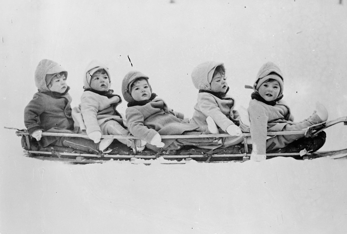 Dionne Fünflinge beim Schlitten fahren