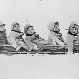 Dionne Fünflinge beim Schlitten fahren