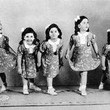 Die berühmten Dionne Fünflinge aufgereiht im Kleidchen 1939