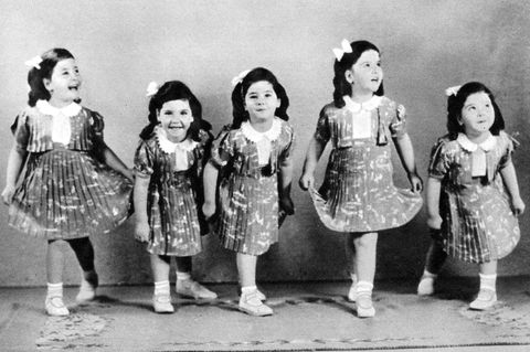 Die berühmten Dionne Fünflinge aufgereiht im Kleidchen 1939