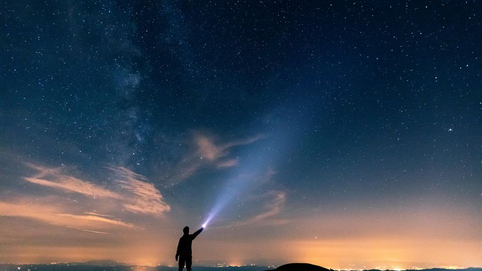 Wie Weit Ist Ein Lichtjahr In Km Was ist ein Lichtjahr? Verständlich erklärt - [GEO]