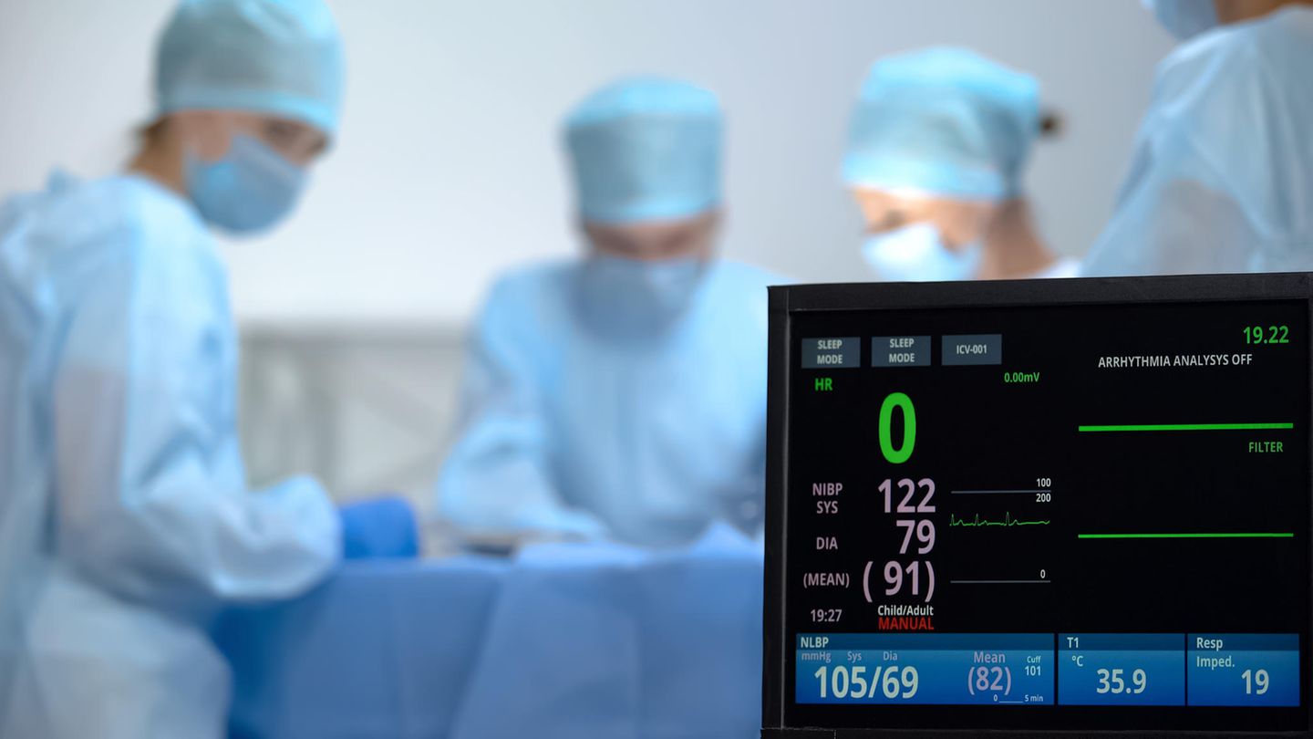 Bildschirm mit wichtigen Daten zum Gesundheitszustand eines Patienten im Krankenhaus