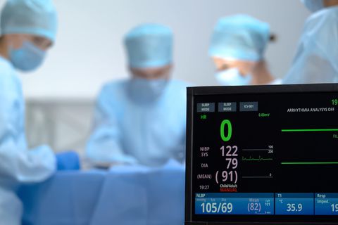 Bildschirm mit wichtigen Daten zum Gesundheitszustand eines Patienten im Krankenhaus