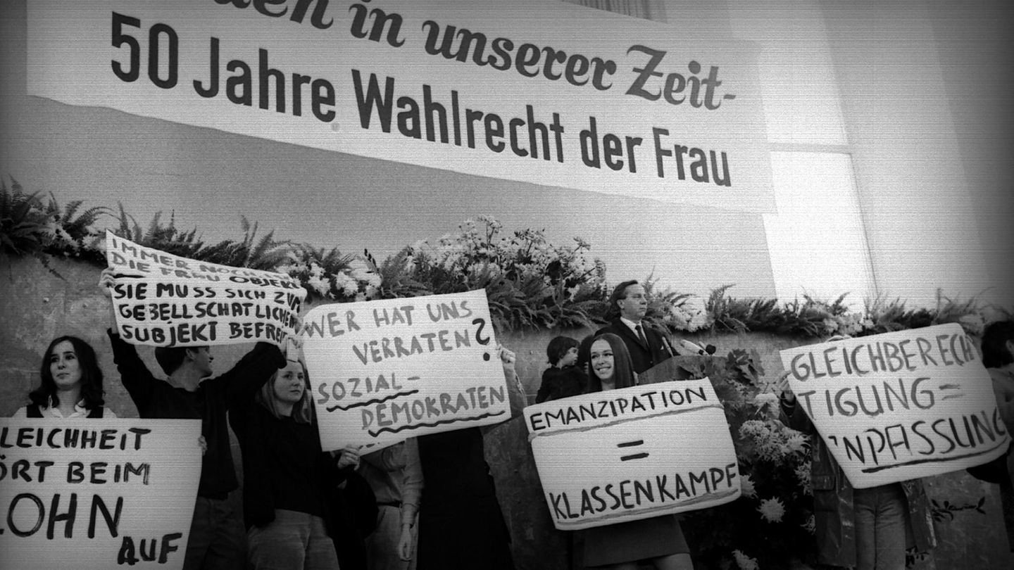 Die Feministin: Helke Sander Studentinnen bei einer Protestaktion mit Transparenten während eines Festaktes in der Paulskirche