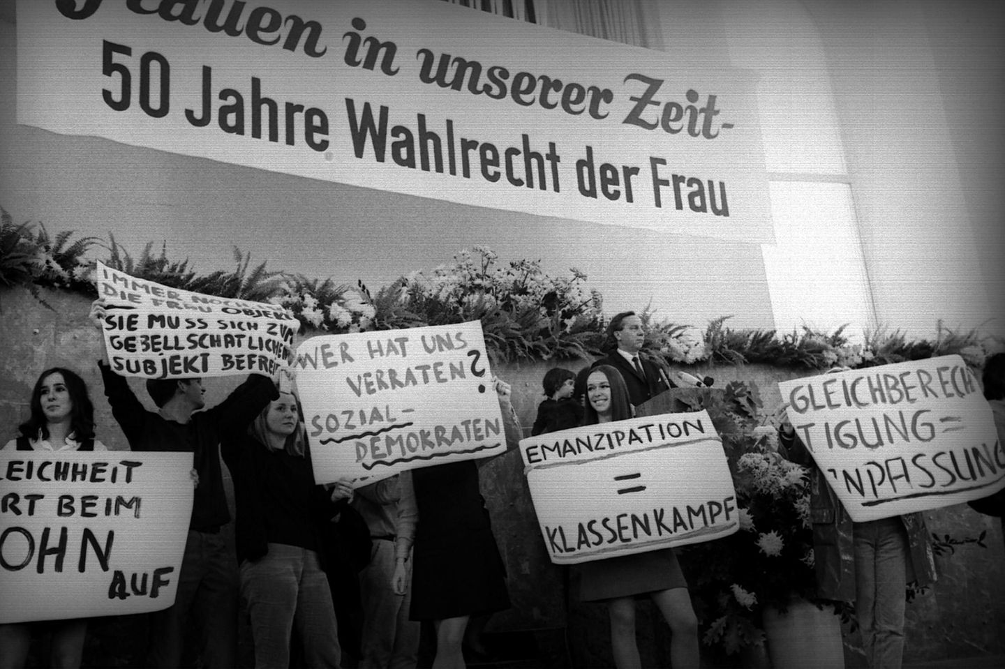 Studentinnen bei einer Protestaktion mit Transparenten während eines Festaktes in der Paulskirche