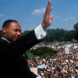 Martin Luther King vor einer Menschenmenge