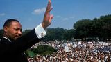 Martin Luther King vor einer Menschenmenge
