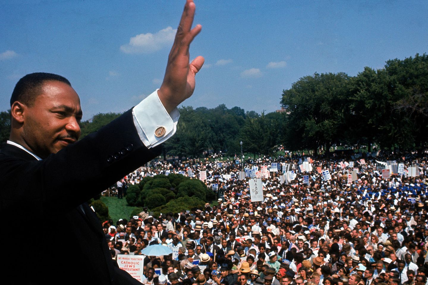 Martin Luther King vor einer Menschenmenge