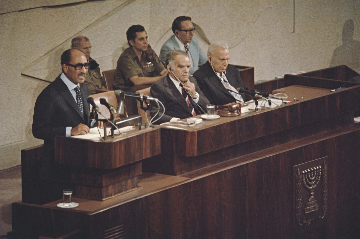 Sadat am Rednerpult in der Knesset