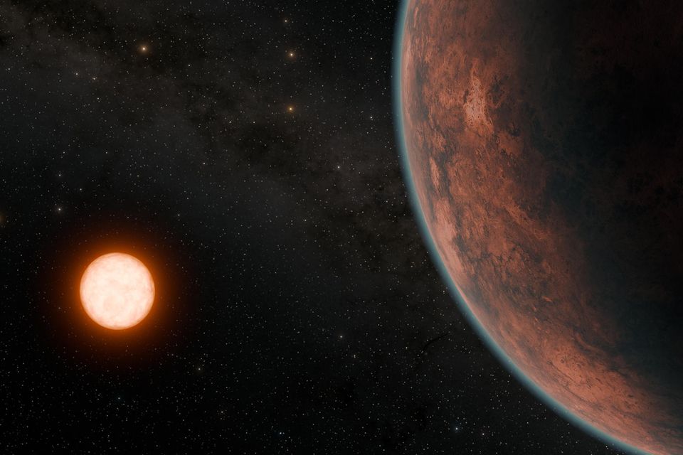 Gliese 12b kreist um einen roten, relativ kühlen Zwergenstern. Ob der Exoplanet, wie in dieser Illustration eingezeichnet, über eine Atmosphäre verfügt, müssen Forschende noch klären