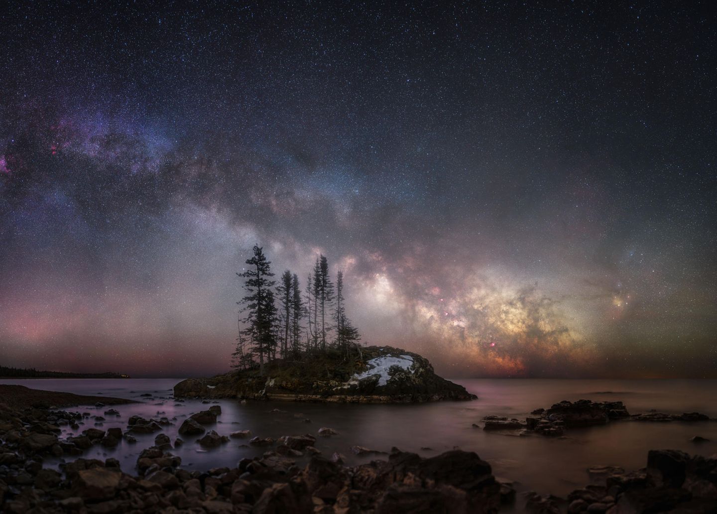 "Tombolo Milky Way" von Marc Rassel Marc Rassel hat den Lake Superior in Minnesota (USA) schon viele Male besucht, doch einen so klaren Himmel wie in dieser Neumondnacht erlebte der Fotograf selten. So gelang ihm in der Morgendämmerung dieses großartige Foto der Milchstraße.