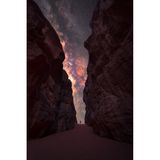 Ein Mensch steht als winzige Figur im Fokus der Fotografie, über ihm erheben sich die gewaltigen Felswände im Wadi Rum, einer geschützten Wüstenwildnis im südlichen Jordanien. Darüber öffnet sich der Himmel mit dem leuchtenden Band der Milchstraße und lenkt den Blick des Betrachters in die Weiten unserer Galaxie. Der Fotograf Mihail Minkov möchte mit seiner Aufnahme Demut wecken: "Es ist, als würden meine Probleme kleiner, wenn ich den Vergleich zur Weite des Kosmos ziehe und sehe, wie winzig die Menschheit ist. Das lässt alles andere trivial erscheinen."