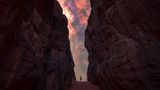 Ein Mensch steht als winzige Figur im Fokus der Fotografie, über ihm erheben sich die gewaltigen Felswände im Wadi Rum, einer geschützten Wüstenwildnis im südlichen Jordanien. Darüber öffnet sich der Himmel mit dem leuchtenden Band der Milchstraße und lenkt den Blick des Betrachters in die Weiten unserer Galaxie. Der Fotograf Mihail Minkov möchte mit seiner Aufnahme Demut wecken: "Es ist, als würden meine Probleme kleiner, wenn ich den Vergleich zur Weite des Kosmos ziehe und sehe, wie winzig die Menschheit ist. Das lässt alles andere trivial erscheinen."