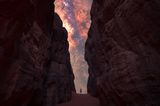 Ein Mensch steht als winzige Figur im Fokus der Fotografie, über ihm erheben sich die gewaltigen Felswände im Wadi Rum, einer geschützten Wüstenwildnis im südlichen Jordanien. Darüber öffnet sich der Himmel mit dem leuchtenden Band der Milchstraße und lenkt den Blick des Betrachters in die Weiten unserer Galaxie. Der Fotograf Mihail Minkov möchte mit seiner Aufnahme Demut wecken: "Es ist, als würden meine Probleme kleiner, wenn ich den Vergleich zur Weite des Kosmos ziehe und sehe, wie winzig die Menschheit ist. Das lässt alles andere trivial erscheinen."