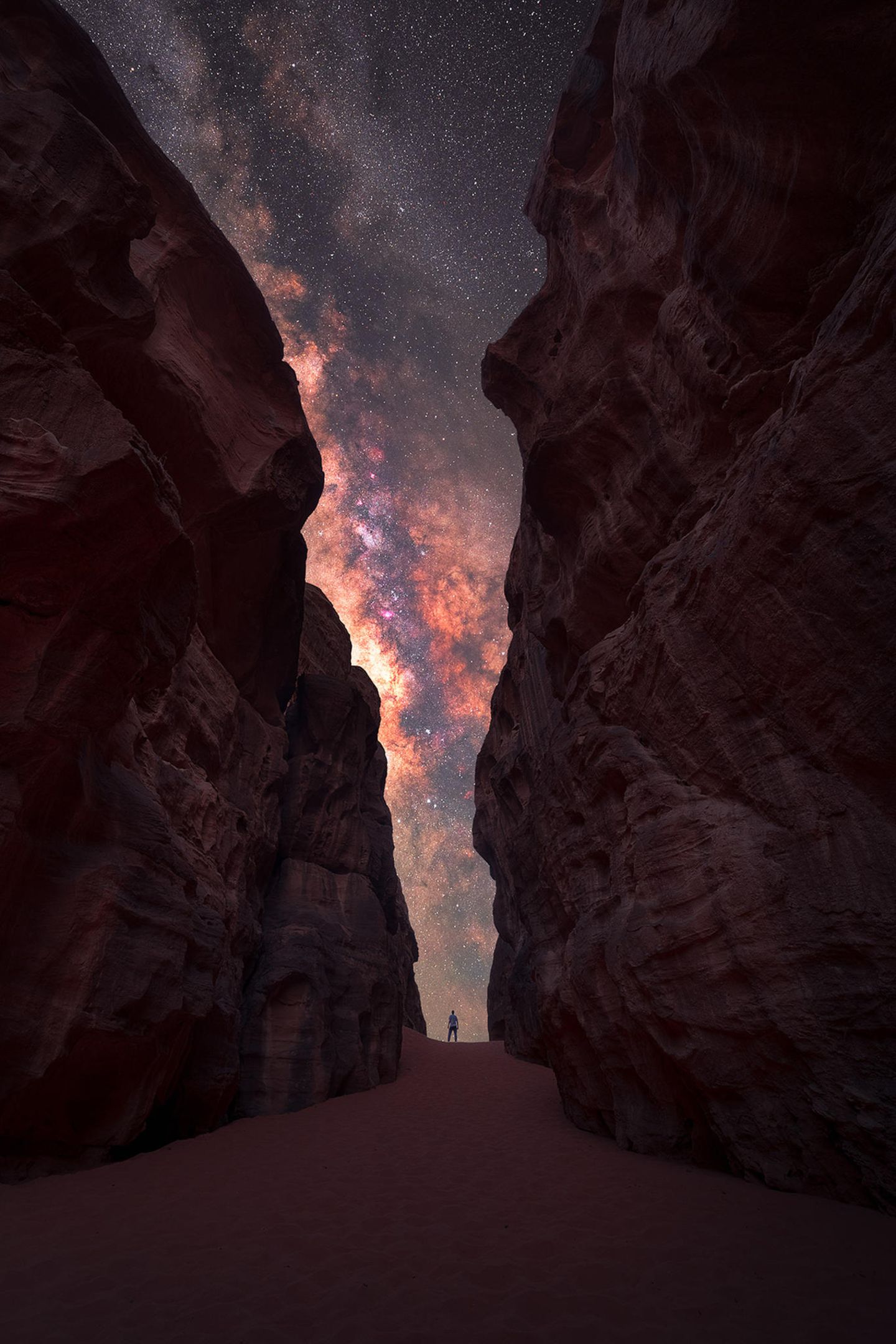 "The vanity of life" von Mihail Minkov Ein Mensch steht als winzige Figur im Fokus der Fotografie, über ihm erheben sich die gewaltigen Felswände im Wadi Rum, einer geschützten Wüstenwildnis im südlichen Jordanien. Darüber öffnet sich der Himmel mit dem leuchtenden Band der Milchstraße und lenkt den Blick des Betrachters in die Weiten unserer Galaxie. Der Fotograf Mihail Minkov möchte mit seiner Aufnahme Demut wecken: "Es ist, als würden meine Probleme kleiner, wenn ich den Vergleich zur Weite des Kosmos ziehe und sehe, wie winzig die Menschheit ist. Das lässt alles andere trivial erscheinen."