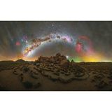 Wie ein glitzernder Torbogen spannt sich die Milchstraße am Horizont über der Atacama-Wüste. Der italienische Fotograf Lorenzo Ranieri Tenti schoss dieses Fotomotiv während einer abenteuerlichen Nacht auf einer Hochebene. "Das Gebiet war übersät mit Knochen von Kleintieren und Fußabdrücken von beträchtlicher Größe, was auf die Anwesenheit von nicht ganz ungefährlichen Wildtieren hinwies. Die Nacht dort zu verbringen, war zugegebenermaßen etwas nervenaufreibend", berichtet Ranieri Tenti.
