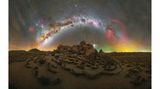 Wie ein glitzernder Torbogen spannt sich die Milchstraße am Horizont über der Atacama-Wüste. Der italienische Fotograf Lorenzo Ranieri Tenti schoss dieses Fotomotiv während einer abenteuerlichen Nacht auf einer Hochebene. "Das Gebiet war übersät mit Knochen von Kleintieren und Fußabdrücken von beträchtlicher Größe, was auf die Anwesenheit von nicht ganz ungefährlichen Wildtieren hinwies. Die Nacht dort zu verbringen, war zugegebenermaßen etwas nervenaufreibend", berichtet Ranieri Tenti.