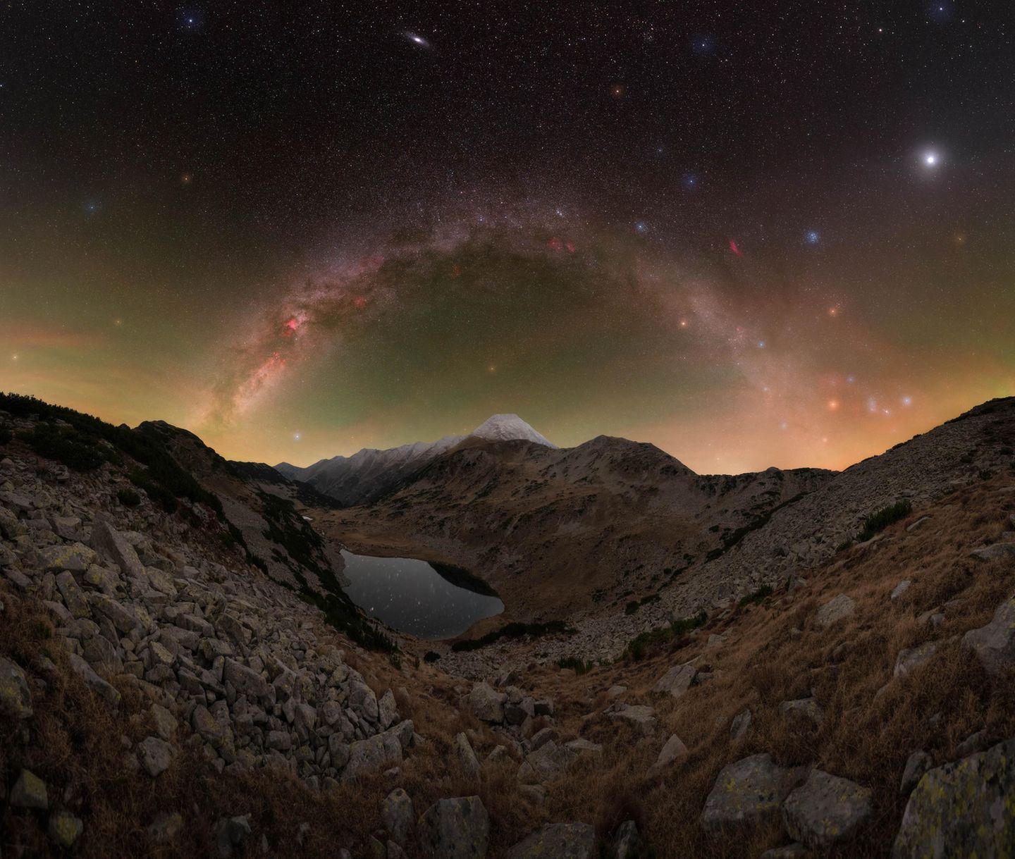 Trotz seiner kleinen Fläche beherbergt Bulgarien eine große Vielfalt an Landschaften. Für Tervel Kutsev zählt das Pirin-Gebirge zu den schönsten Regionen des Landes. Dort gelang dem Fotografen diese Aufnahme des wunderschönen Nachthimmels mit der Milchstraße im Fokus.
