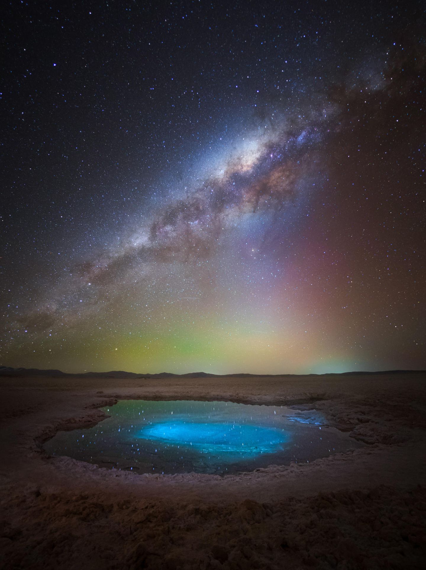 "The Celestial Symphony Above a High Desert Lagoon" von Kerry-Ann Lecky Hepburn Eigentlich hatte Kerry-Ann Lecky Hepburn ihre Wanderung durch die Atacama-Wüste bei Tageslicht geplant, doch wegen des starken Windes verschob sich die Tour auf die Abend- und Nachtstunden. Ein Glück für die Fotografin, denn so ermöglichte ihr die Dunkelheit der Nacht dieses spektakuläre Bild der Milchstraße, die über der Wüstenlagune klar und deutlich am Himmel erstrahlt.