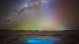 "The Celestial Symphony Above a High Desert Lagoon" von Kerry-Ann Lecky Hepburn Eigentlich hatte Kerry-Ann Lecky Hepburn ihre Wanderung durch die Atacama-Wüste bei Tageslicht geplant, doch wegen des starken Windes verschob sich die Tour auf die Abend- und Nachtstunden. Ein Glück für die Fotografin, denn so ermöglichte ihr die Dunkelheit der Nacht dieses spektakuläre Bild der Milchstraße, die über der Wüstenlagune klar und deutlich am Himmel erstrahlt.