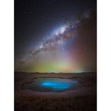 Eigentlich hatte Kerry-Ann Lecky Hepburn ihre Wanderung durch die Atacama-Wüste bei Tageslicht geplant, doch wegen des starken Windes verschob sich die Tour auf die Abend- und Nachtstunden. Ein Glück für die Fotografin, denn so ermöglichte ihr die Dunkelheit der Nacht dieses spektakuläre Bild der Milchstraße, die über der Wüstenlagune klar und deutlich am Himmel erstrahlt.