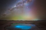 Eigentlich hatte Kerry-Ann Lecky Hepburn ihre Wanderung durch die Atacama-Wüste bei Tageslicht geplant, doch wegen des starken Windes verschob sich die Tour auf die Abend- und Nachtstunden. Ein Glück für die Fotografin, denn so ermöglichte ihr die Dunkelheit der Nacht dieses spektakuläre Bild der Milchstraße, die über der Wüstenlagune klar und deutlich am Himmel erstrahlt.