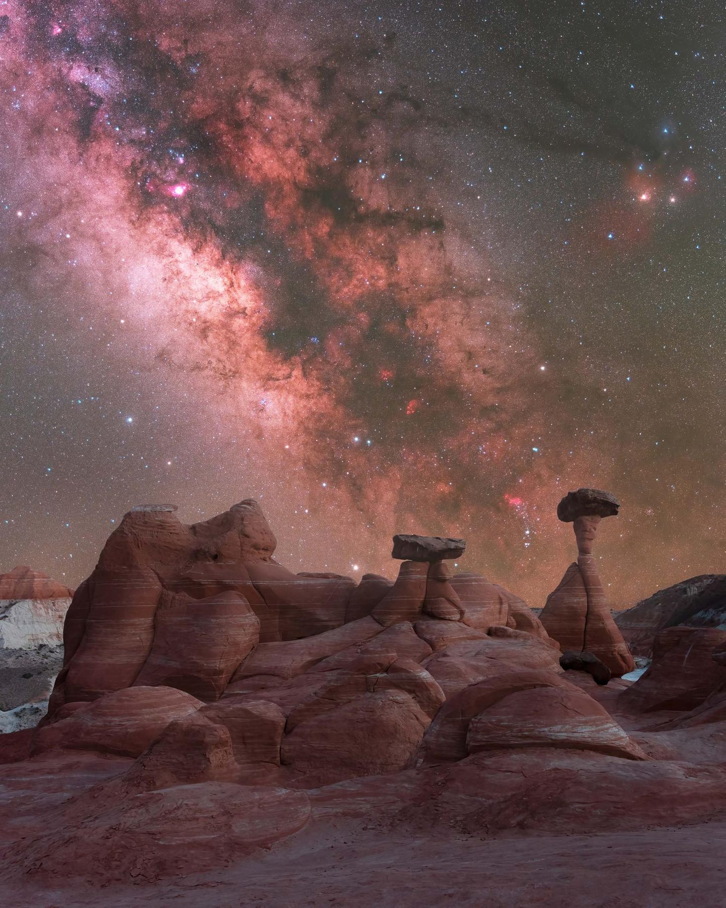 "Starry Hoodoo Wonderland" von Stephanie Thi Im Süden des US-Bundesstaats Utah finden Wandernde eine Besonderheit: die Toadstool Hoodoos, bizarr geformte Erdsäulen, die durch den Einfluss von Wind und Wetter, durch Erosion entstanden sind. Ihr Anblick gleicht Pyramiden oder Türmen, Im Zusammenspiel mit der Milchstraße am Nachthimmel erinnern sie die Fotografin Stephanie Thi an ein echtes "Wunderland".