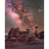 Im Süden des US-Bundesstaats Utah finden Wandernde eine Besonderheit: die Toadstool Hoodoos, bizarr geformte Erdsäulen, die durch den Einfluss von Wind und Wetter, durch Erosion entstanden sind. Ihr Anblick gleicht Pyramiden oder Türmen, Im Zusammenspiel mit der Milchstraße am Nachthimmel erinnern sie die Fotografin Stephanie Thi an ein echtes "Wunderland".