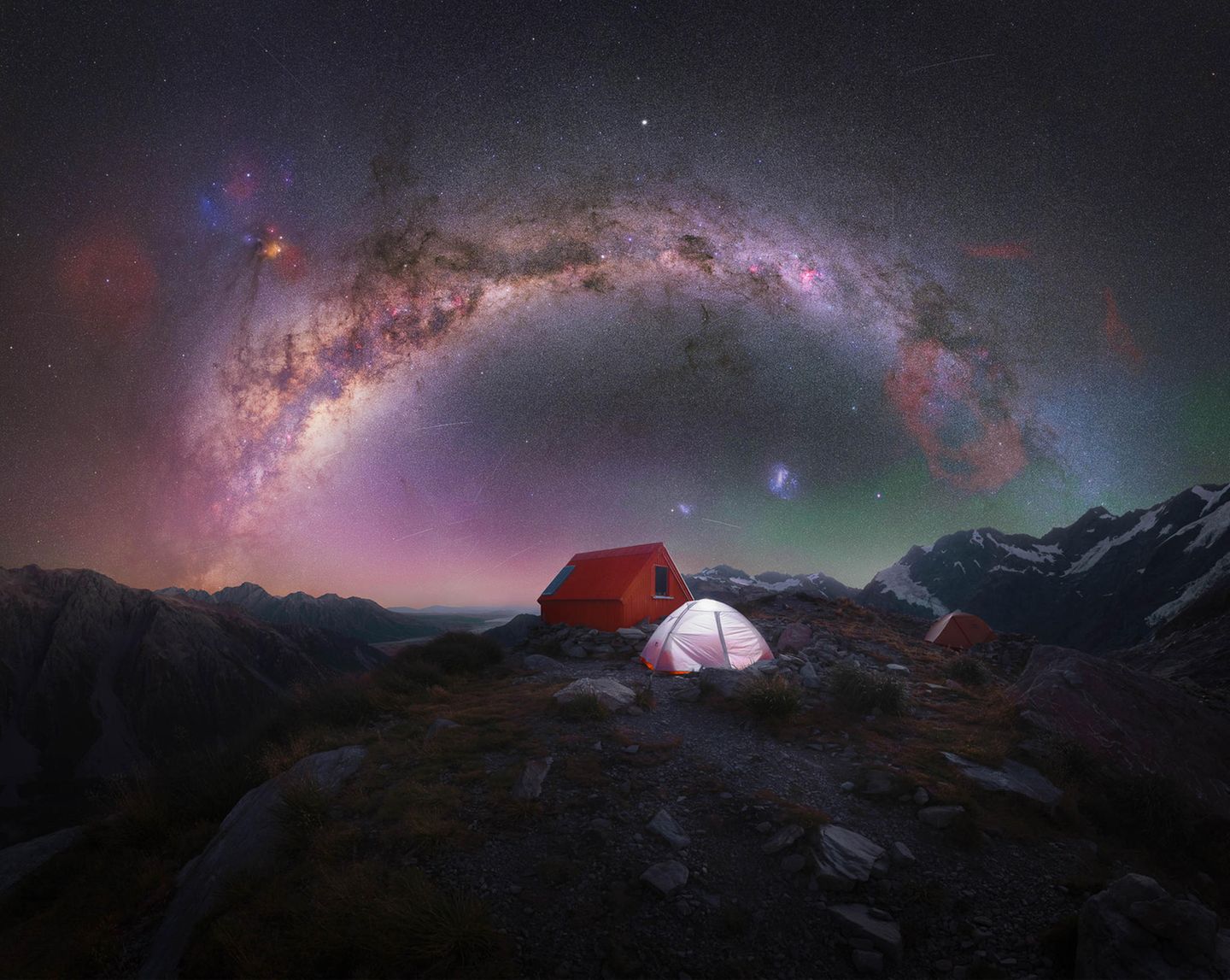 "Starlight Therapy" von Kavan Chay "Sternenlicht-Therapie" nennt der Neuseeländer Kavan Chay seine Aufnahme und spielt damit auf die beruhigende Wirkung an, die der Anblick des Nachthimmels bei vielen Menschen auslöst. Dem Astrofotografen gelang diese Aufnahme im neuseeländischen Mount Cook National Park kurz vor Sonnenaufgang nach einer nächtlichen, schweißtreibenden Wanderung.