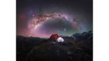 "Sternenlicht-Therapie" nennt der Neuseeländer Kavan Chay seine Aufnahme und spielt damit auf die beruhigende Wirkung an, die der Anblick des Nachthimmels bei vielen Menschen auslöst. Dem Astrofotografen gelang diese Aufnahme im neuseeländischen Mount Cook National Park kurz vor Sonnenaufgang nach einer nächtlichen, schweißtreibenden Wanderung.