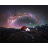 "Sternenlicht-Therapie" nennt der Neuseeländer Kavan Chay seine Aufnahme und spielt damit auf die beruhigende Wirkung an, die der Anblick des Nachthimmels bei vielen Menschen auslöst. Dem Astrofotografen gelang diese Aufnahme im neuseeländischen Mount Cook National Park kurz vor Sonnenaufgang nach einer nächtlichen, schweißtreibenden Wanderung.