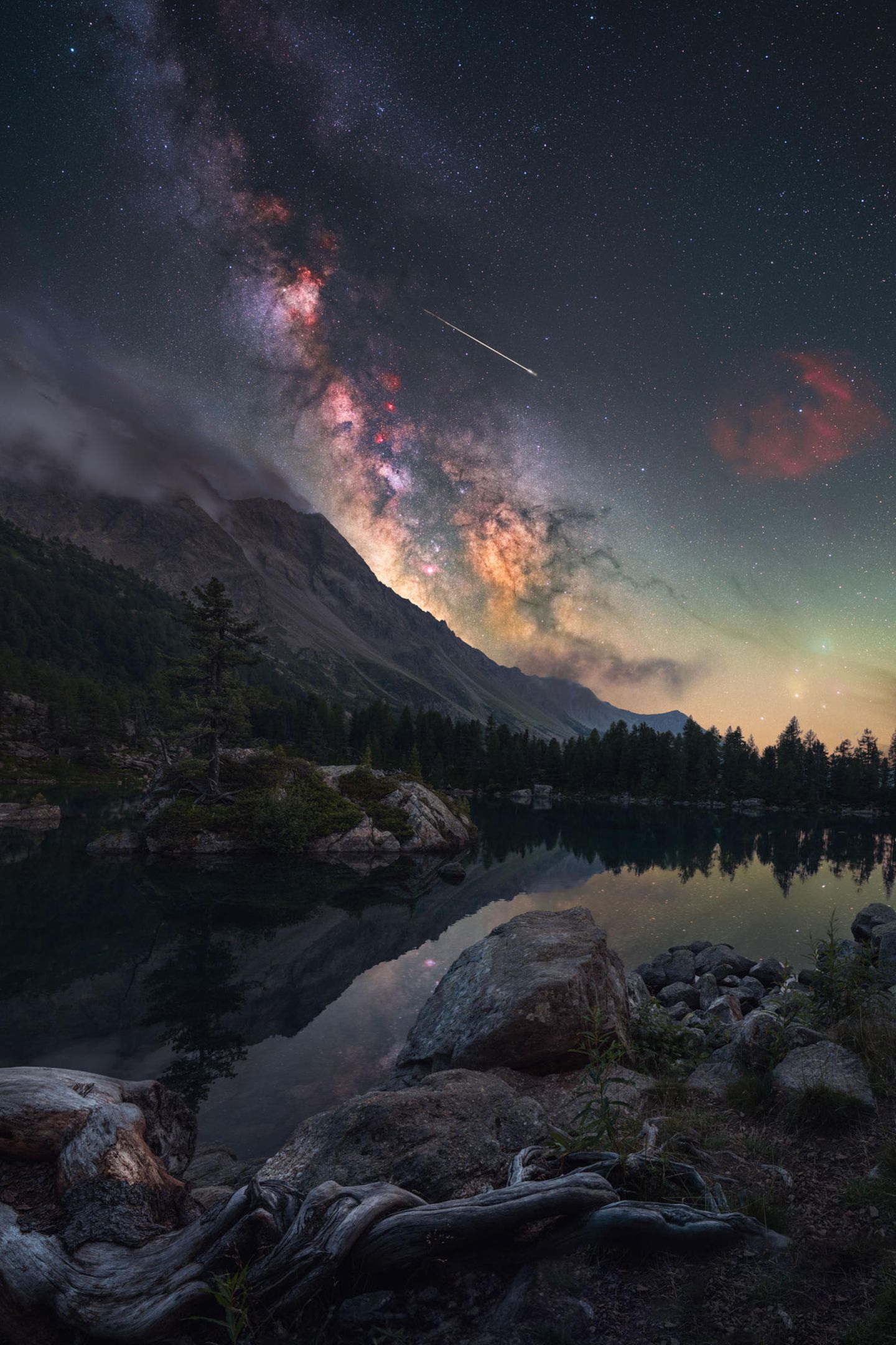 "Saoseo" von Alexander Forst Für Alexander Forst zählt der Lago di Saoseo zu den schönsten Seen der Schweiz. "Seine auffallend blaue Farbe eignet sich ab Ende Juli perfekt für Milchstraßenaufnahmen", schreibt der Fotograf. Für diese Aufnahme blieben Forst nur gut 30 Minuten Zeit, bevor Wolken den klaren Blick auf die Milchstraße wieder verdunkelten.