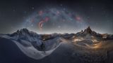 Im tiefsten Winter, bei minus acht Grad Celsius und starkem Wind wagte sich der italienische Fotograf Andrea Curzi auf den Passo di Giau, einen Gebirgspass in den Ampezzaner Dolomiten. Seine Tour für das perfekte Panoramafoto in den italienischen Alpen hatte er im Vorfeld lange geplant. Die Mühe hat sich gelohnt: Seine Aufnahme des Gebirgspasses unter dem Band der Milchstraße zählt zu den prämierten Bildern des "Milkyway Photographer of the Year 2024".