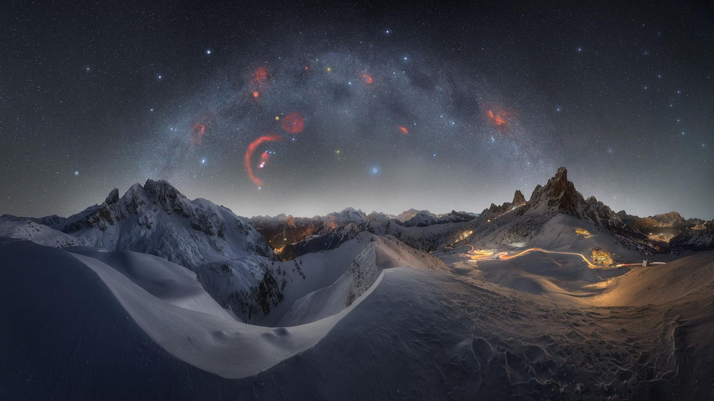 "Road to Winter Paradise" von Andrea Curzi Im tiefsten Winter, bei minus acht Grad Celsius und starkem Wind wagte sich der italienische Fotograf Andrea Curzi auf den Passo di Giau, einen Gebirgspass in den Ampezzaner Dolomiten. Seine Tour für das perfekte Panoramafoto in den italienischen Alpen hatte er im Vorfeld lange geplant. Die Mühe hat sich gelohnt: Seine Aufnahme des Gebirgspasses unter dem Band der Milchstraße zählt zu den prämierten Bildern des "Milkyway Photographer of the Year 2024".