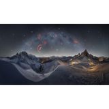 Im tiefsten Winter, bei minus acht Grad Celsius und starkem Wind wagte sich der italienische Fotograf Andrea Curzi auf den Passo di Giau, einen Gebirgspass in den Ampezzaner Dolomiten. Seine Tour für das perfekte Panoramafoto in den italienischen Alpen hatte er im Vorfeld lange geplant. Die Mühe hat sich gelohnt: Seine Aufnahme des Gebirgspasses unter dem Band der Milchstraße zählt zu den prämierten Bildern des "Milkyway Photographer of the Year 2024".