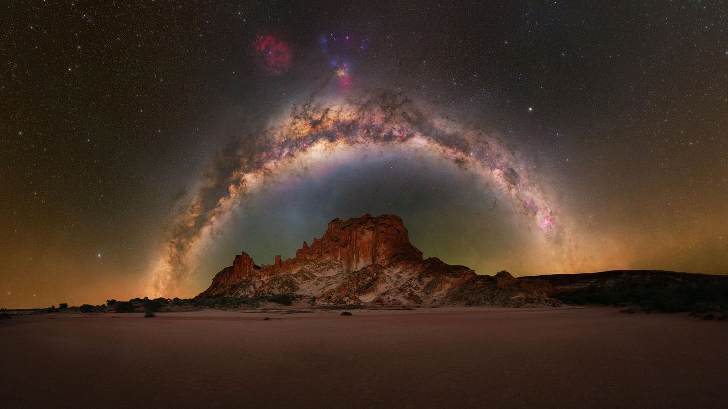 "Rainbow Valley" von Baillie Farley Anmutig umrahmt der Milchstraßenbogen eine Formation aus Sandsteinfelsen im Rainbow Valley Conservation Reserve, einem Schutzgebiet im Northern Territory, Australien. "Im australischen Outback durfte ich einen der dunkelsten Nachthimmel der Welt kennenlernen", schreibt Baillie Farley über seine Reise.