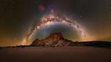 Anmutig umrahmt der Milchstraßenbogen eine Formation aus Sandsteinfelsen im Rainbow Valley Conservation Reserve, einem Schutzgebiet im Northern Territory, Australien. "Im australischen Outback durfte ich einen der dunkelsten Nachthimmel der Welt kennenlernen", schreibt Baillie Farley über seine Reise.