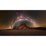 Anmutig umrahmt der Milchstraßenbogen eine Formation aus Sandsteinfelsen im Rainbow Valley Conservation Reserve, einem Schutzgebiet im Northern Territory, Australien. "Im australischen Outback durfte ich einen der dunkelsten Nachthimmel der Welt kennenlernen", schreibt Baillie Farley über seine Reise.