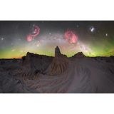 Die Landschaften am Lake Mungo könnten auch als Schauplatz für einen Mars-Blockbuster dienen, so surreal wirken die bizarren Felsen, Dünen und gefestigten Sandformationen. Fotograf John Rutter besuchte den Mungo Nationalpark im australischen New South Wales bei Nacht, wo ihm diese faszinierende Aufnahme gelang.
