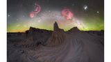 Die Landschaften am Lake Mungo könnten auch als Schauplatz für einen Mars-Blockbuster dienen, so surreal wirken die bizarren Felsen, Dünen und gefestigten Sandformationen. Fotograf John Rutter besuchte den Mungo Nationalpark im australischen New South Wales bei Nacht, wo ihm diese faszinierende Aufnahme gelang.