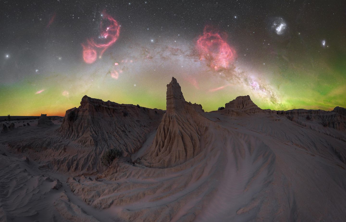 "Mungo Dreamtime" von John Rutter Die Landschaften am Lake Mungo könnten auch als Schauplatz für einen Mars-Blockbuster dienen, so surreal wirken die bizarren Felsen, Dünen und gefestigten Sandformationen. Fotograf John Rutter besuchte den Mungo Nationalpark im australischen New South Wales bei Nacht, wo ihm diese faszinierende Aufnahme gelang.