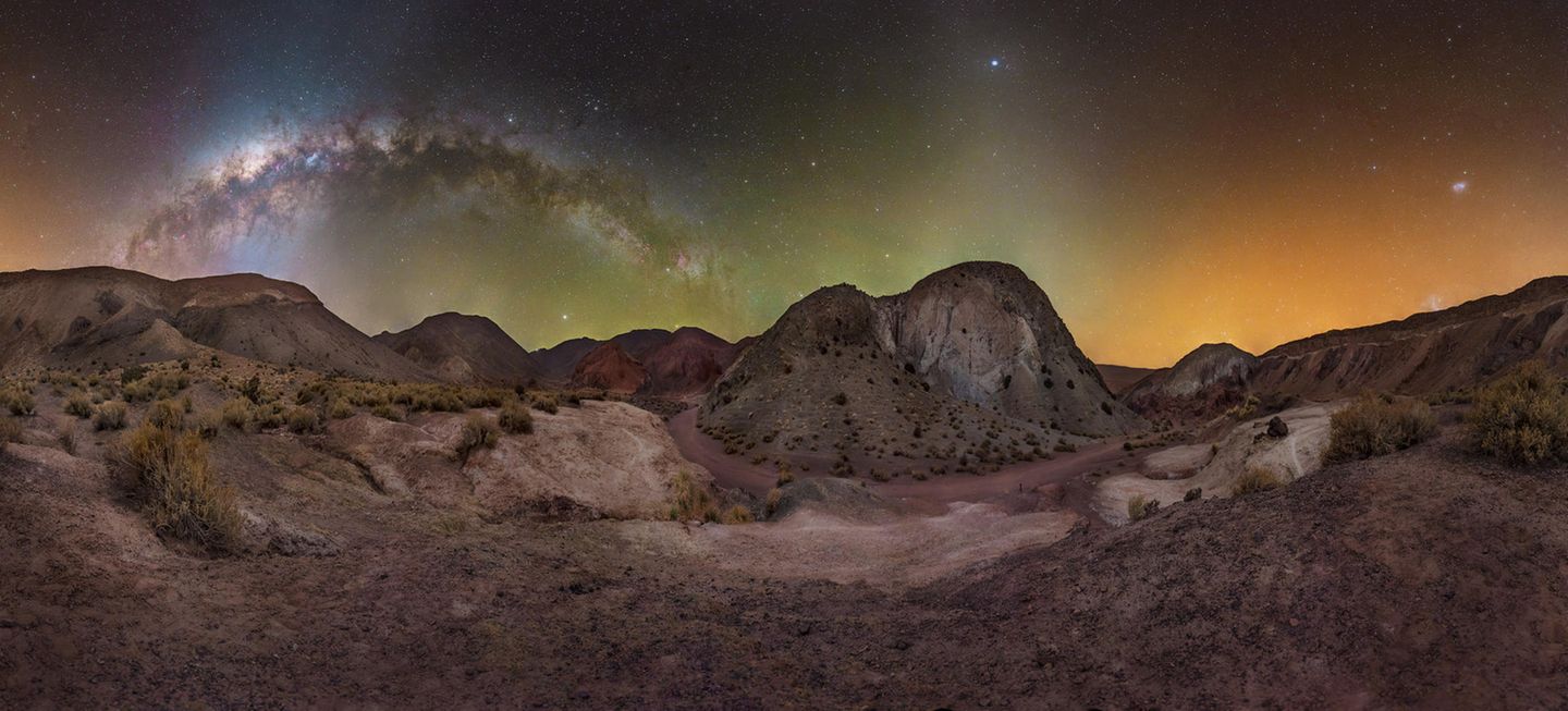 "Multicolored up and down!" von Cari Letelier Das Rainbow Valley in der chilenischen Atacama-Wüste erinnert die Astrofotografin Cari Letelier "in einigen Bereichen an Mordor", den Schauplatz der "Herr der Ringe"-Filme. In den Fantasy-Blockbustern kommt der Schreckensort jedoch weitaus düsterer daher, einen so pittoresken Milchstraßenbogen hätten sich die Filmemacher jedenfalls nicht erträumen können…