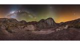 Das Rainbow Valley in der chilenischen Atacama-Wüste erinnert die Astrofotografin Cari Letelier "in einigen Bereichen an Mordor", den Schauplatz der "Herr der Ringe"-Filme. In den Fantasy-Blockbustern kommt der Schreckensort jedoch weitaus düsterer daher, einen so pittoresken Milchstraßenbogen hätten sich die Filmemacher jedenfalls nicht erträumen können…