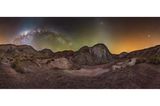 Das Rainbow Valley in der chilenischen Atacama-Wüste erinnert die Astrofotografin Cari Letelier "in einigen Bereichen an Mordor", den Schauplatz der "Herr der Ringe"-Filme. In den Fantasy-Blockbustern kommt der Schreckensort jedoch weitaus düsterer daher, einen so pittoresken Milchstraßenbogen hätten sich die Filmemacher jedenfalls nicht erträumen können…