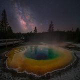 Der "Morning Glory Pool" ist eine berühmte heiße Quelle im Upper Geyser Basin des Yellowstone Nationalparks. Sie ist bekannt für ihre prächtigen bläulichen und gelblich-rötlichen Farben. Ursprünglich war sie azurblau, doch menschliche Eingriffe und Verschmutzung haben die Wasserfarbe verwandelt. Jerry Zhang fotografierte die heiße Quelle bei Nacht, in ihr spiegeln sich der Nachthimmel und Teile der Milchstraße.