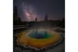 Der "Morning Glory Pool" ist eine berühmte heiße Quelle im Upper Geyser Basin des Yellowstone Nationalparks. Sie ist bekannt für ihre prächtigen bläulichen und gelblich-rötlichen Farben. Ursprünglich war sie azurblau, doch menschliche Eingriffe und Verschmutzung haben die Wasserfarbe verwandelt. Jerry Zhang fotografierte die heiße Quelle bei Nacht, in ihr spiegeln sich der Nachthimmel und Teile der Milchstraße.